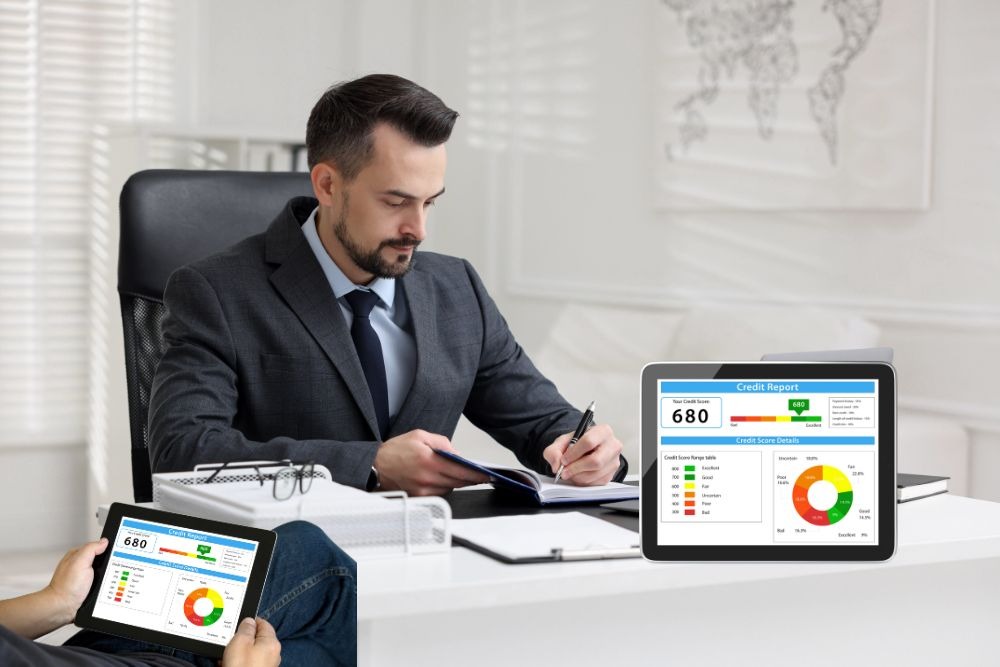 lender review the credit scores of applicant for approval decision